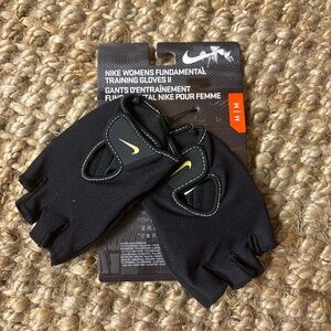 Nike women’s fundamental training gloves sz Medium